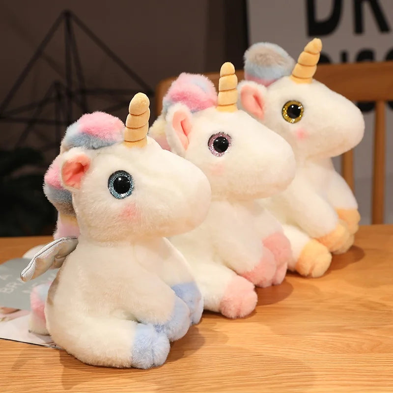 Trois peluches licornes douces sur une table Image