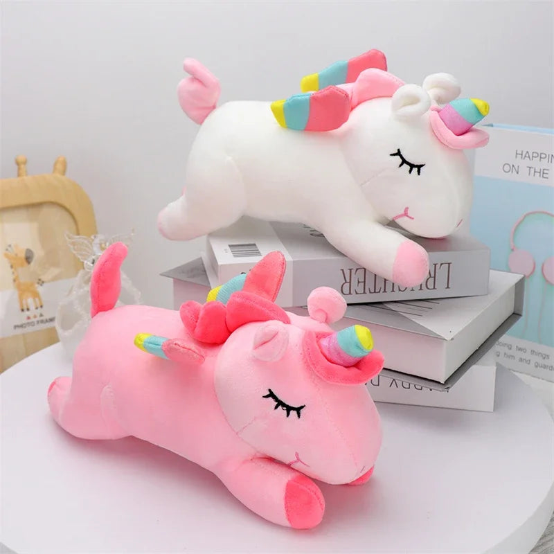 Deux peluches licornes endormis sur une table Image