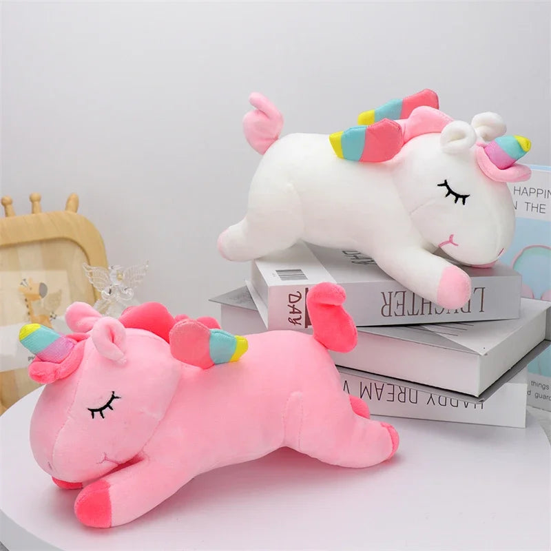 Deux peluches licornes endormis sur une table  Image