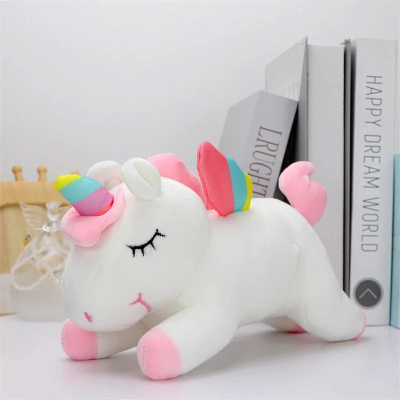 Peluche licorne blanche endormi sur une table