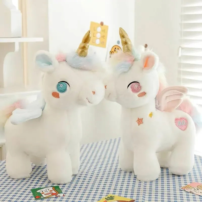 Deux peluches licornes fantaisies sur un lit Image