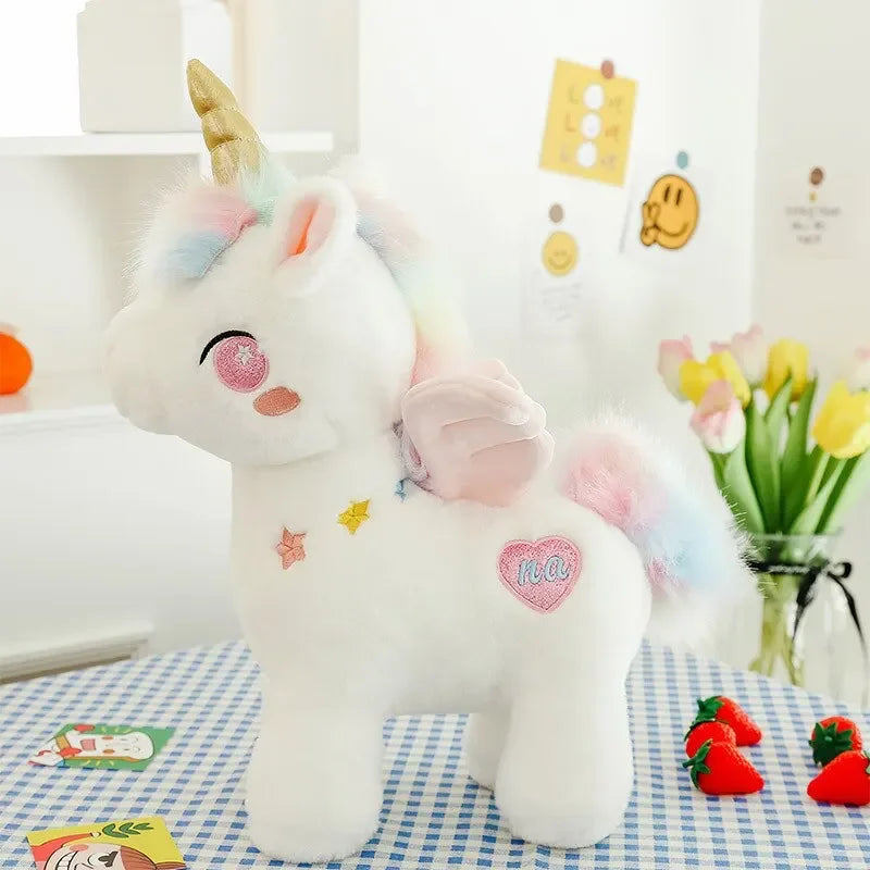 Peluche licorne rose fantaisie sur une nappe bleu