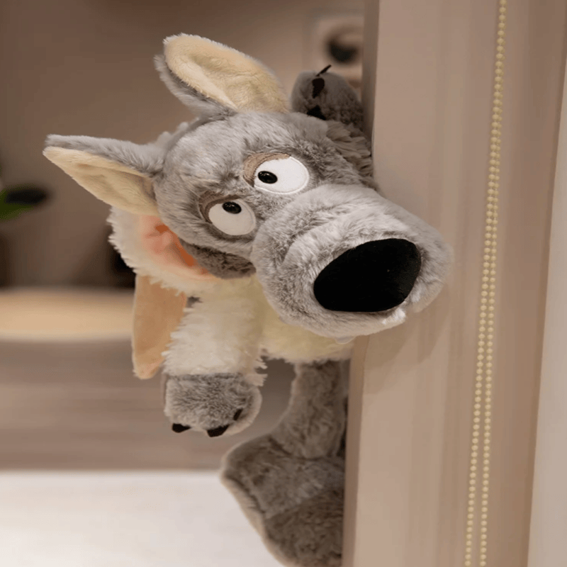 Peluche loup avec sa fourrure en moutons cacher derriere une porte Image