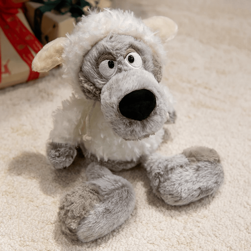 Peluche loup avec sa fourrure en moutons sur une moquette