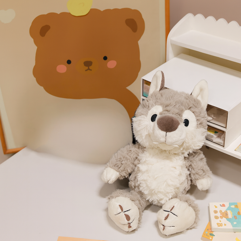 Peluche loup douce sur un bureau Image