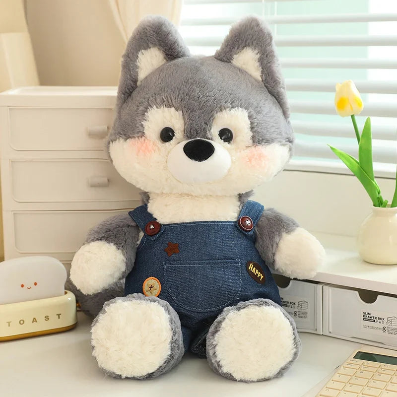 Peluche loup habillé dans une chambre