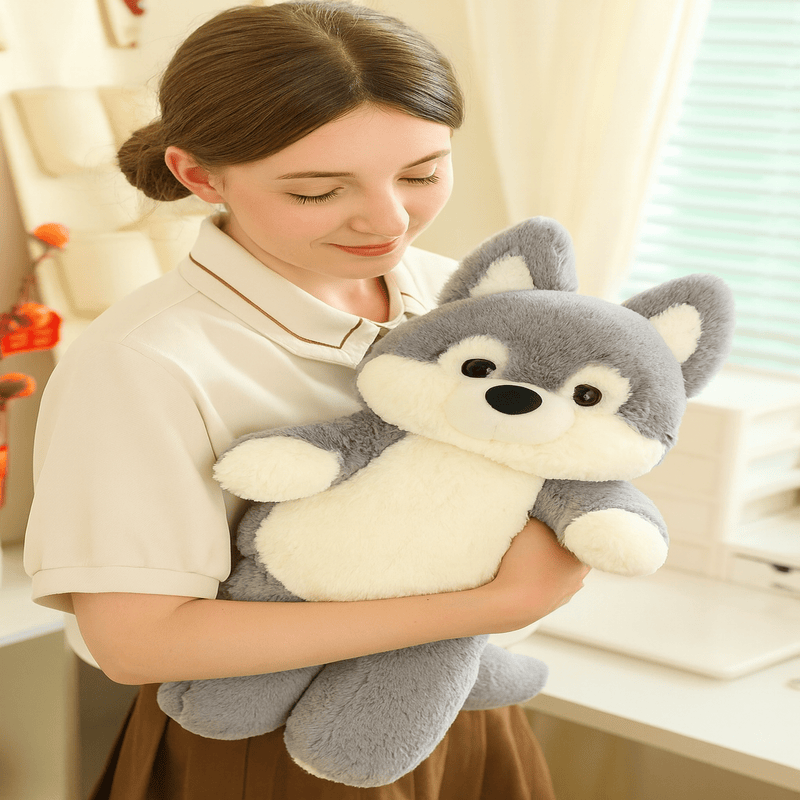 Peluche loup nu dans les bras d'une fille
