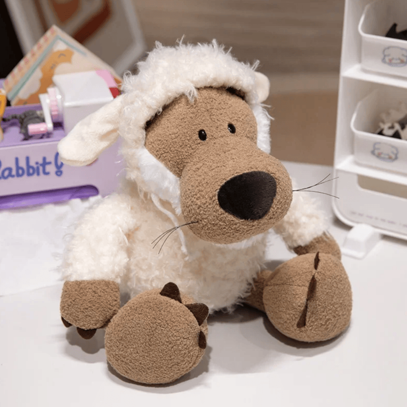 Peluche loup super douce avec sa capuche sur un bureau