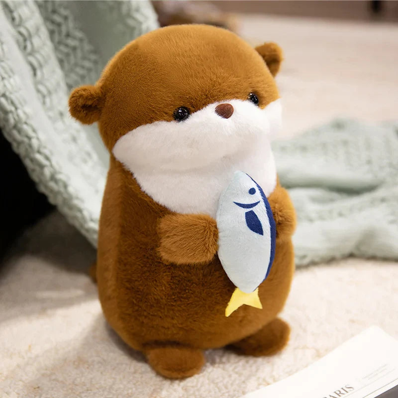 Peluche loutre marron  avec son poisson sur un tapis