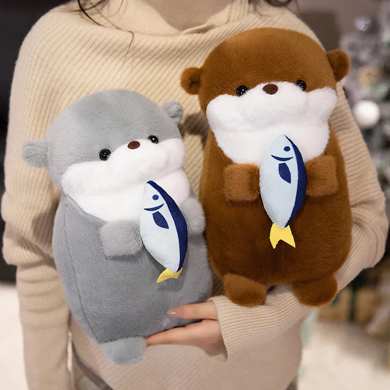 Deux peluches loutres avec leurs poissons dans les bras d'une fille