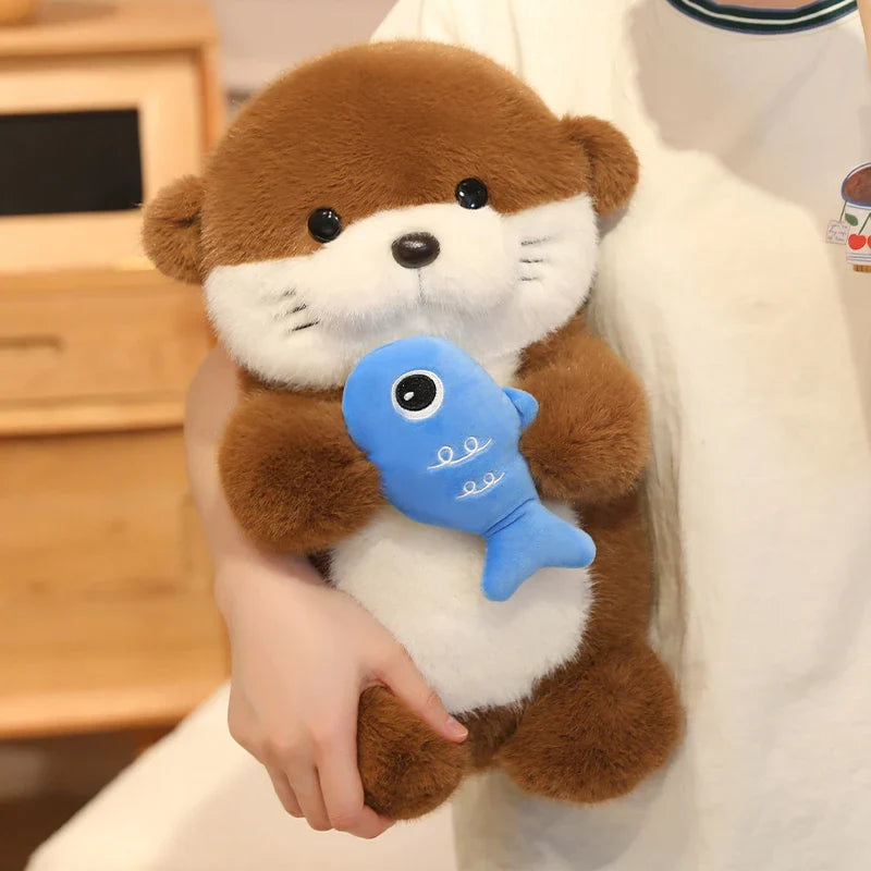 Peluche loutre avec son poisson Kawaii dans le bras d'une fille