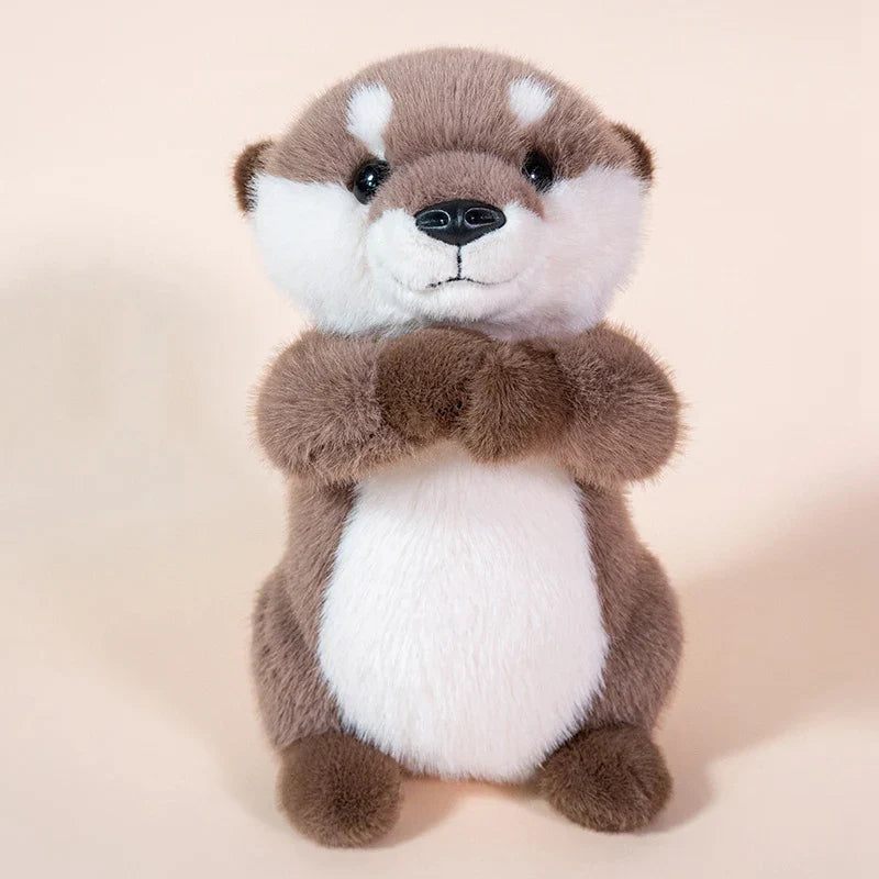 Peluche loutre à câliner sur un fond beige