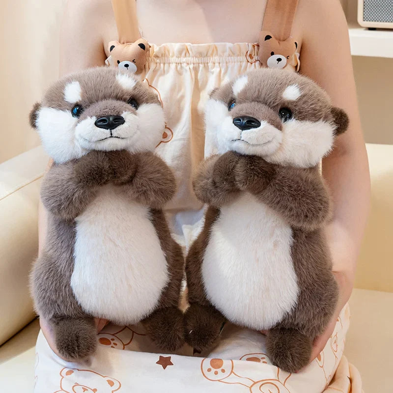Deux peluches loutres à câliner sur les genoux d'une fille