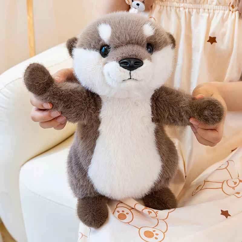 Peluche loutre à câliner sur les genoux d'une fille