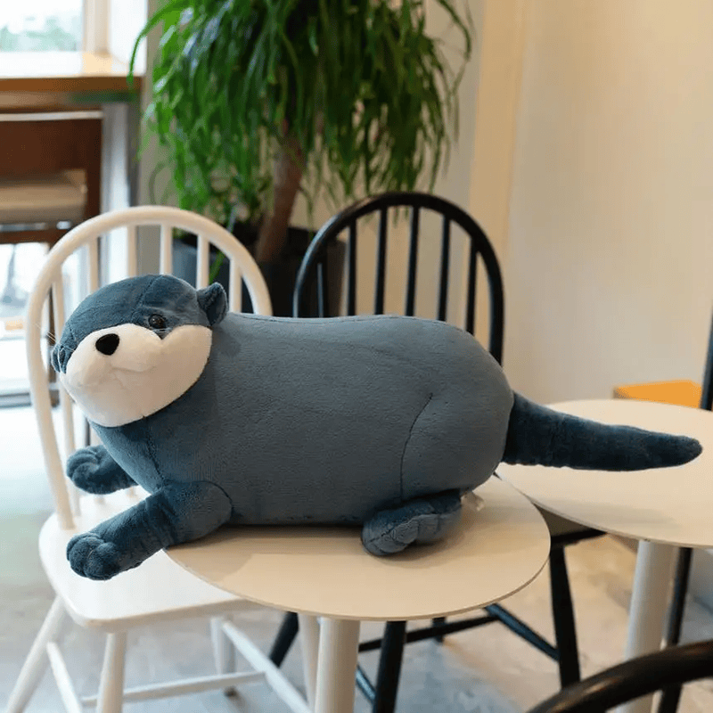 Peluche loutre bleue sur une table