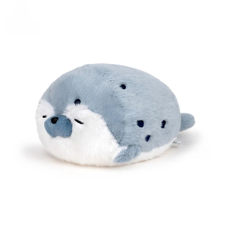 Peluche loutre bleue de mer sur un fond blanc