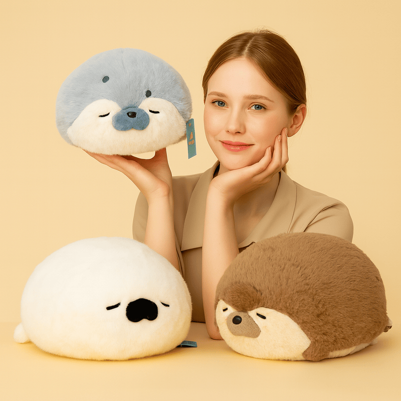 Trois peluches loutres de mer sur un fond beige avec une fille Image