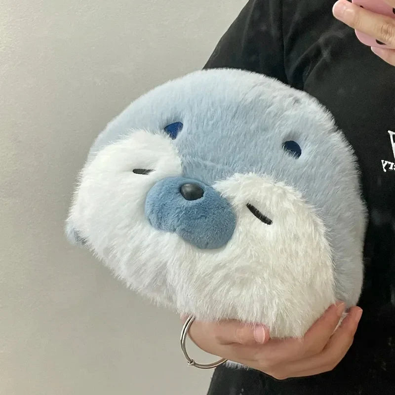 Peluche loutre bleue de mer dans le bras d'une fille