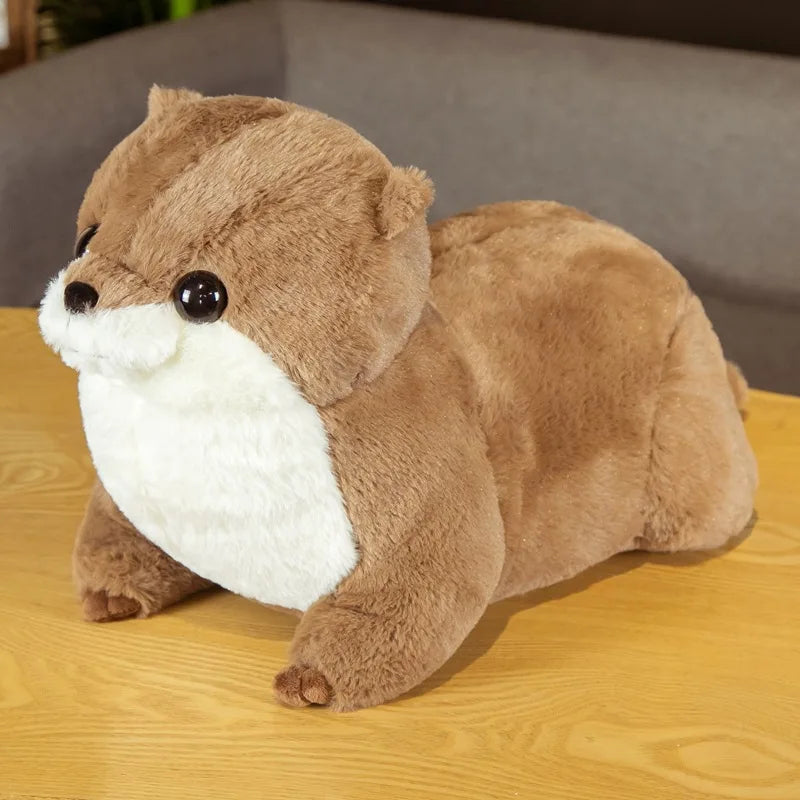 Peluche loutre marron réaliste sur une table