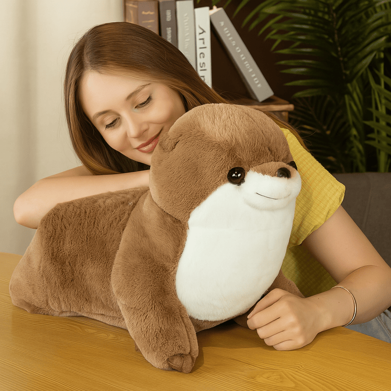 Peluche loutre marron réaliste sur une table avec une fille  Image