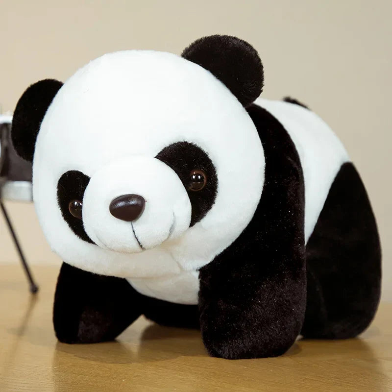 Peluche panda avec ses feuilles de bambou sur une parquet