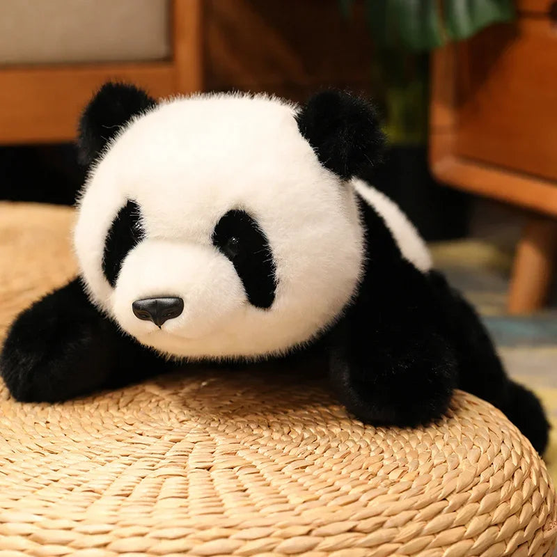 Peluche panda kawaii sur un tabouret en osier