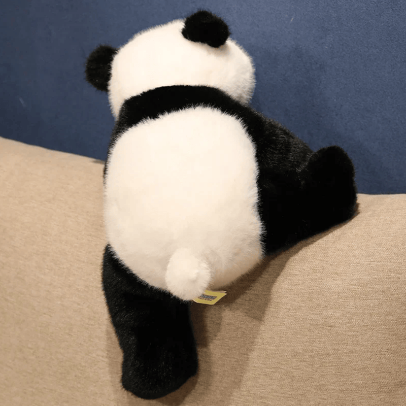 Peluche panda kawaii de dos sur un canapé