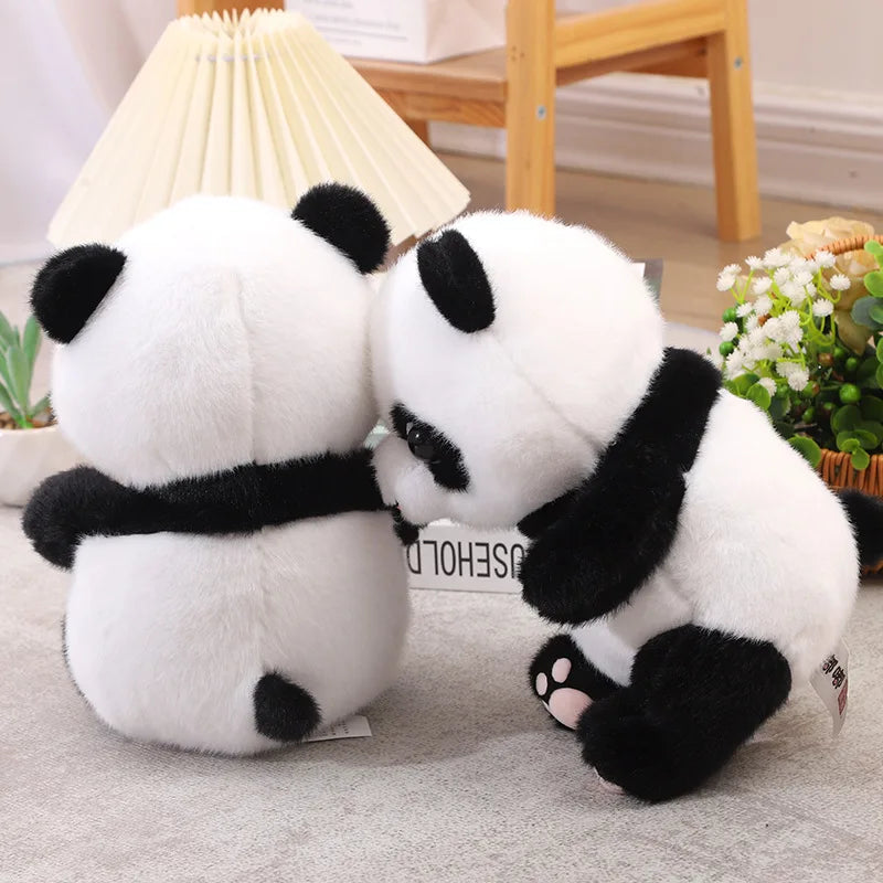 Deux peluches panda mignonne de dos sur une moquette