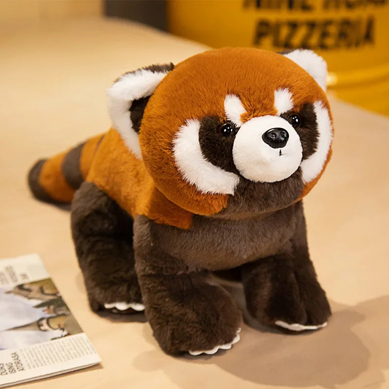 Peluche debout de panda roux sur une table Image