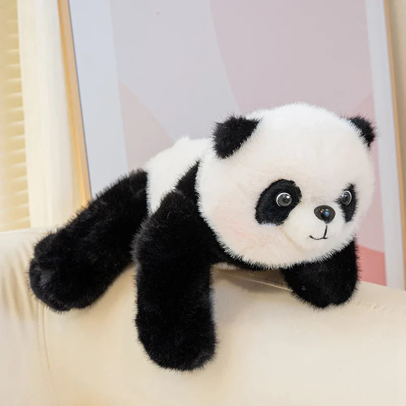 Peluche panda super douce sur un canapé