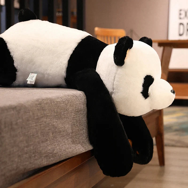 Peluche panda xxl sur un canapé