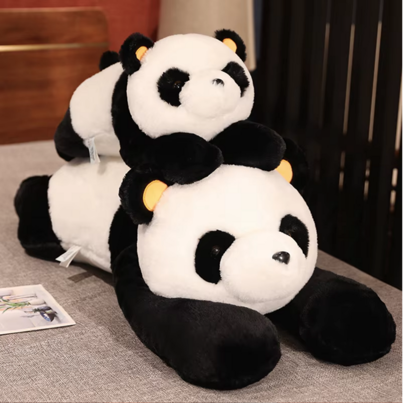 Deux peluches panda xxl sur un lit gris Image