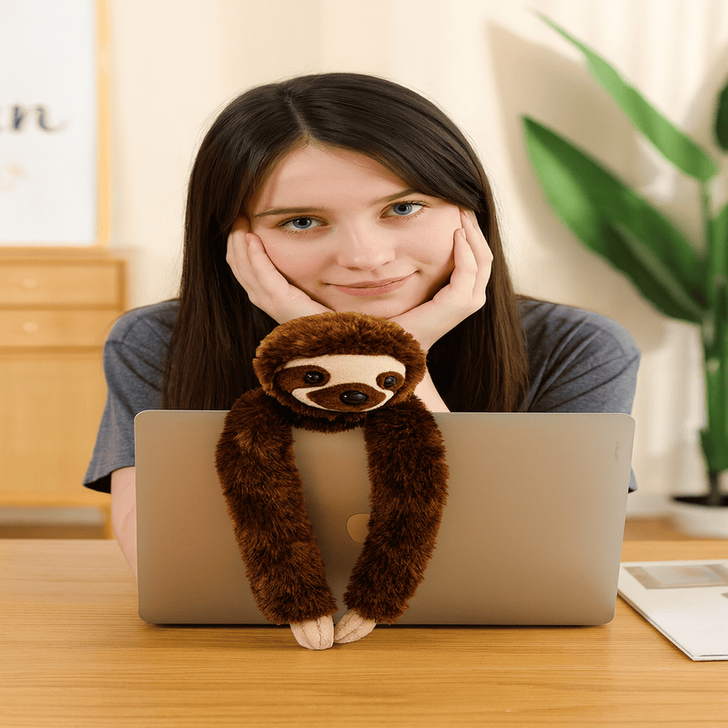 Peluche paresseux brun sur un macbook avec une fille derrière Image