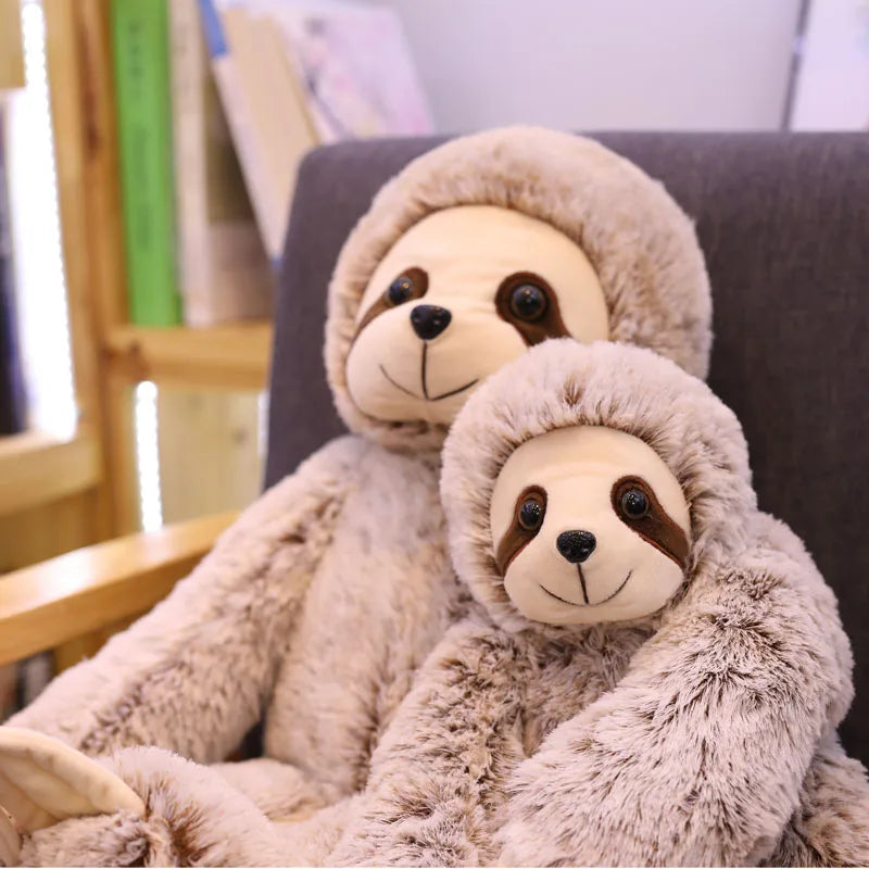 Deux peluches paresseux assis sur un fauteuil  Image