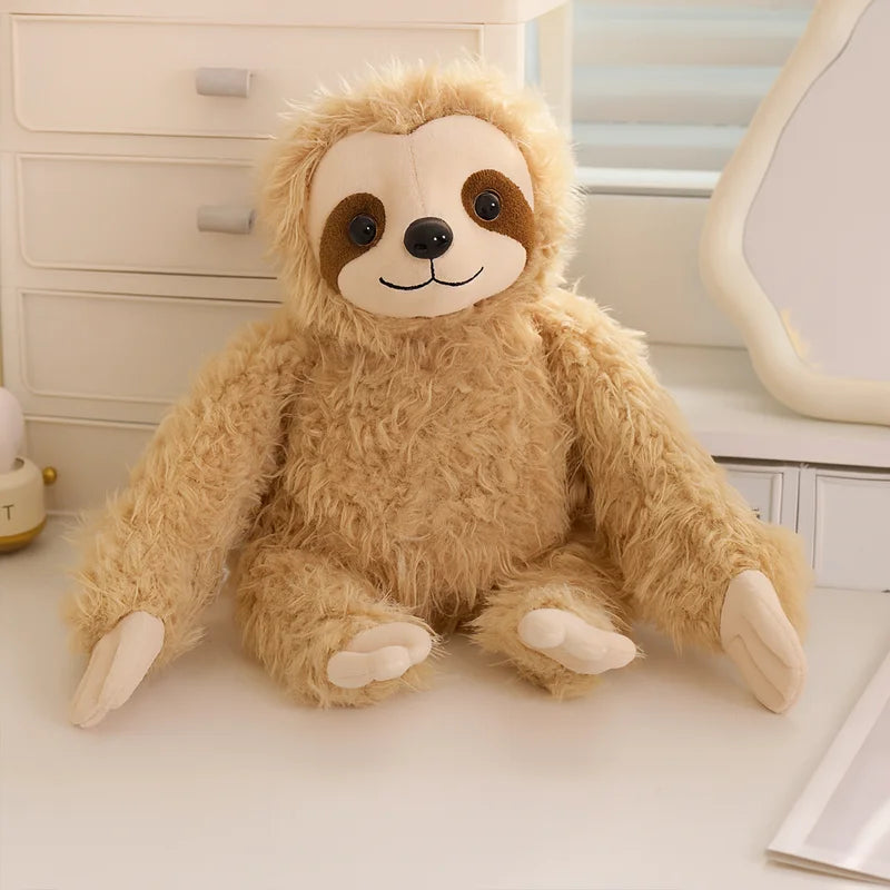 Peluche paresseux beige heureux sur un meuble Image
