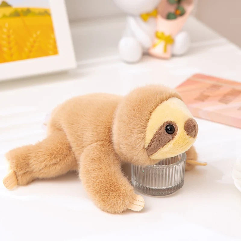 Peluche paresseux kawaii sur un bureau Image