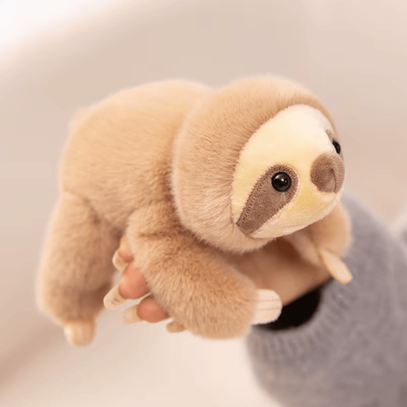 Peluche paresseux kawaii dans une main d'une fille Image