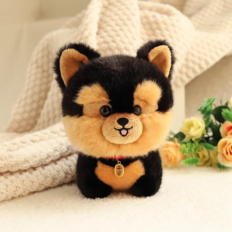 Peluche petit chien yorkshire sur un tapis 