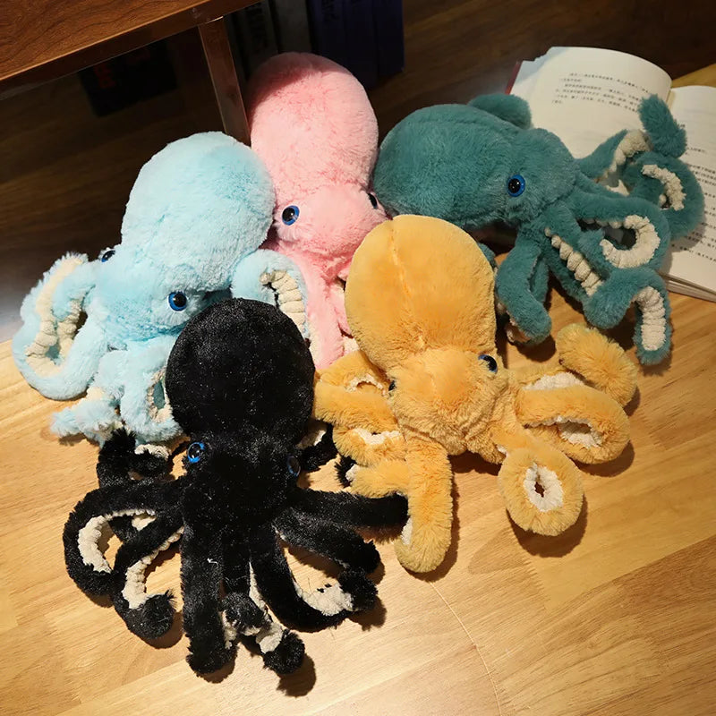 Cinq peluches pieuvres douces sur un parquet Image