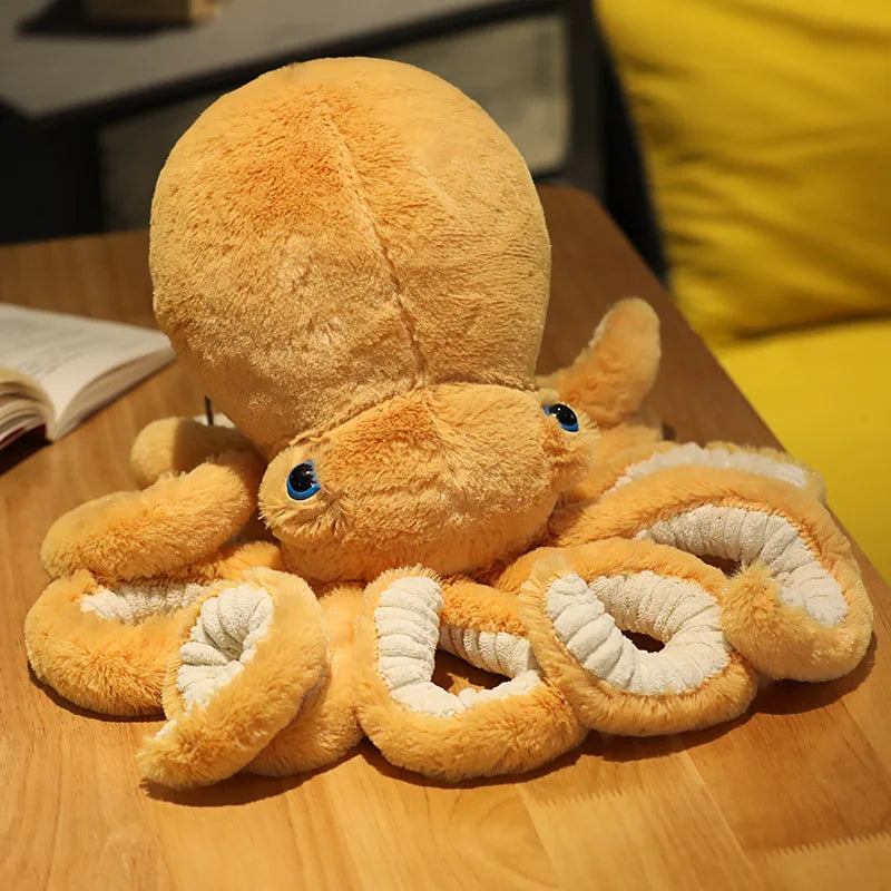 Peluche pieuvre douce orange sur une table