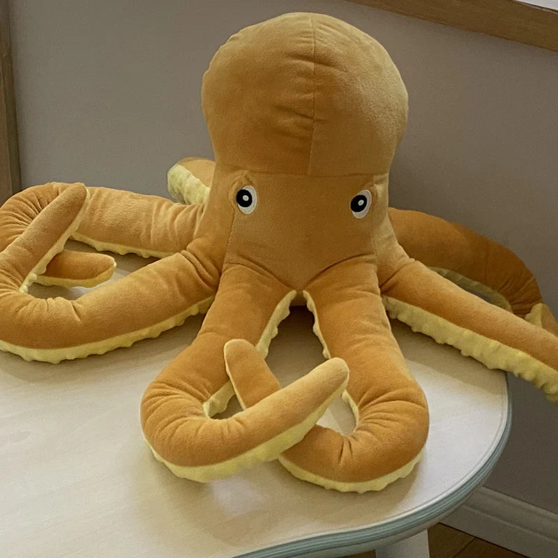 Peluche pieuvre jaune sur une table