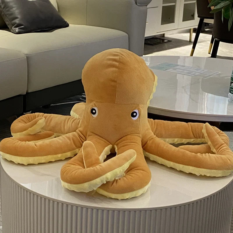 Peluche pieuvre jaune sur une table