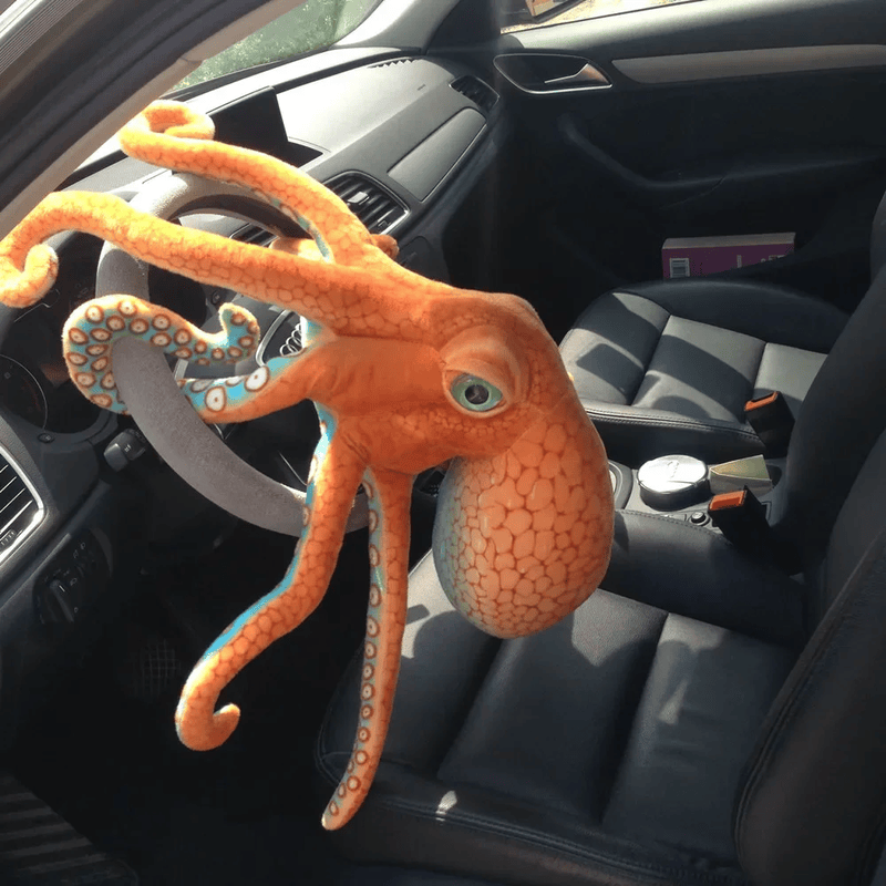 Peluche pieuvre réaliste sur le volant d'une voiture