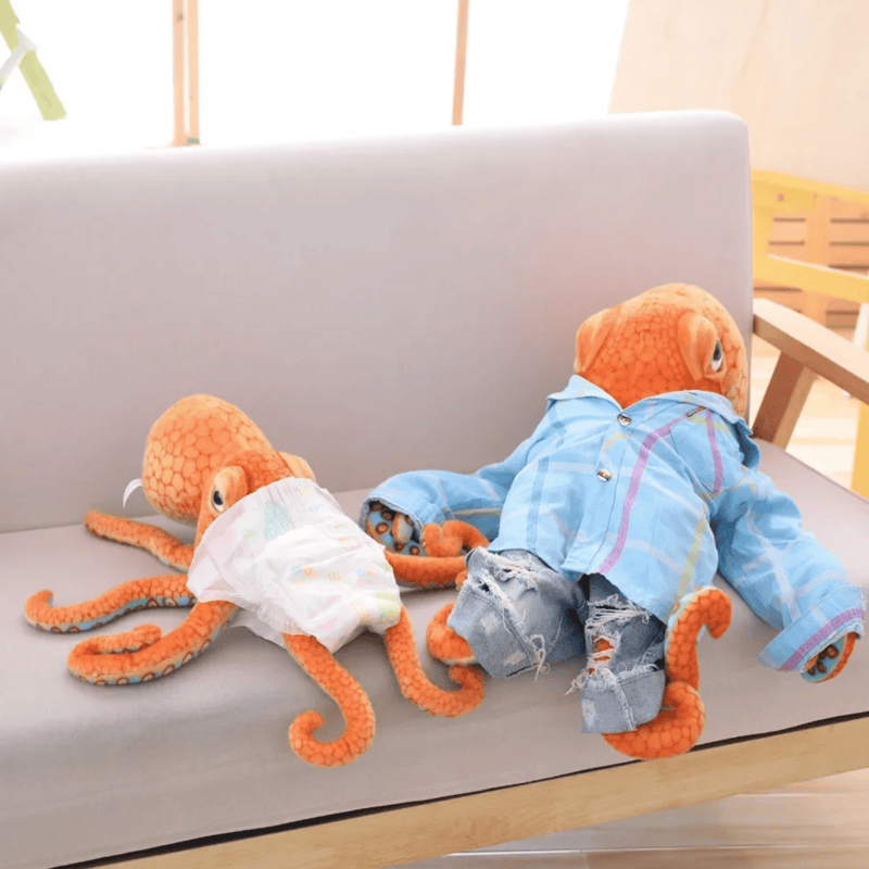 Deux peluches pieuvres réaliste père et fils, habillé sur un canapé Image