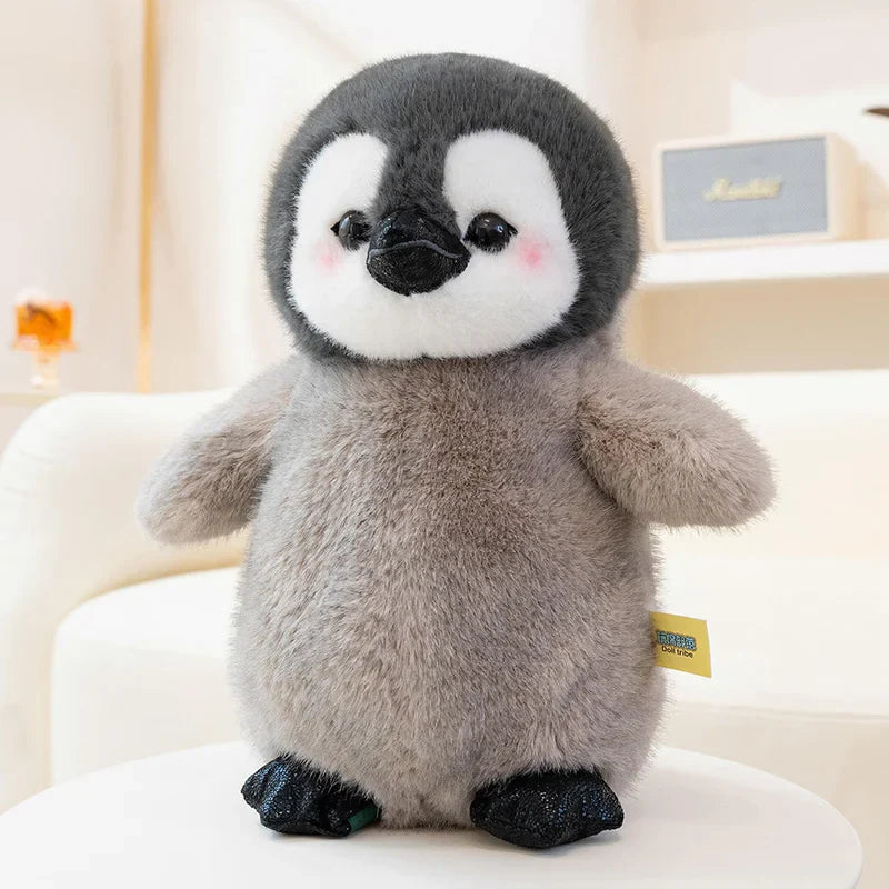 Peluche pingouin antarctique sur un fauteuil