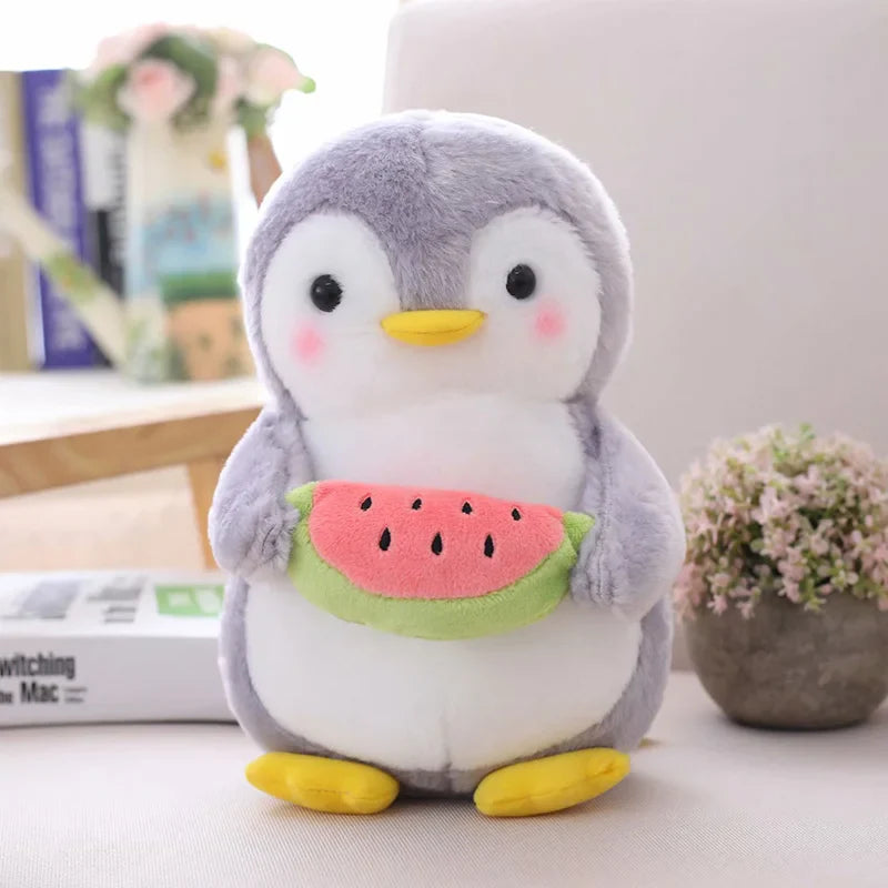 Peluche pingouin fruité avec un melon sur une table