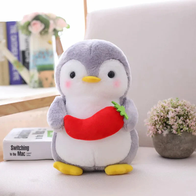 Peluche pingouin fruité avec un piment sur une table