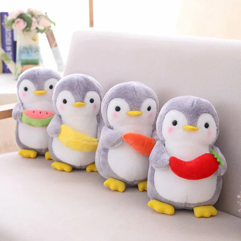 Quatre peluches pingouins fruités sur un canapé Image