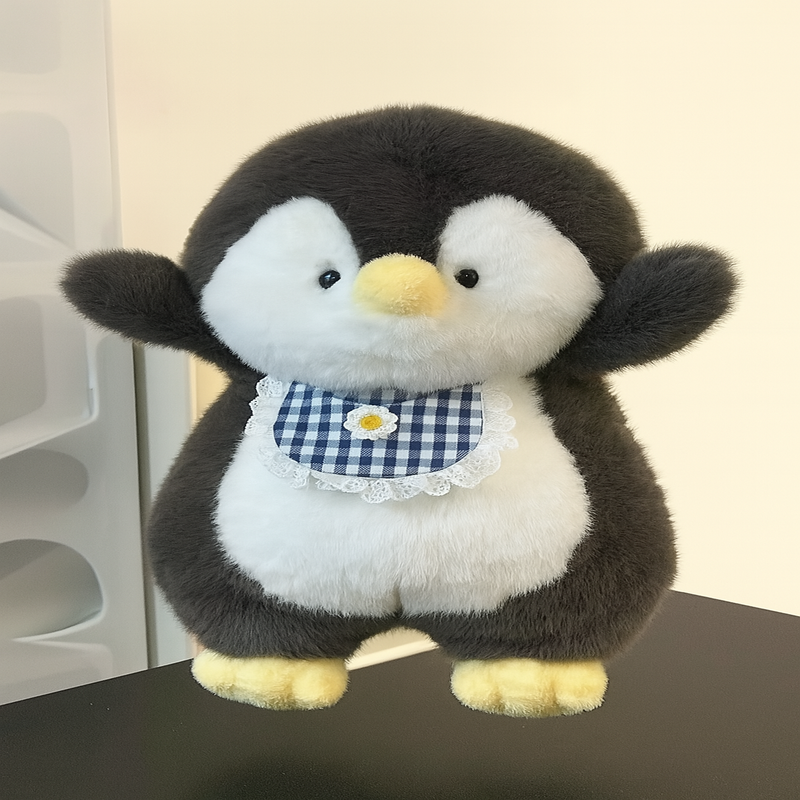 Peluche pingouin kawaii debout sur un meuble 