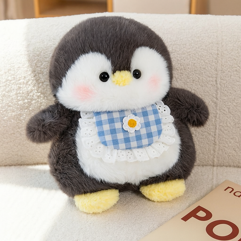 Peluche pingouin kawaii sur un canapé Image
